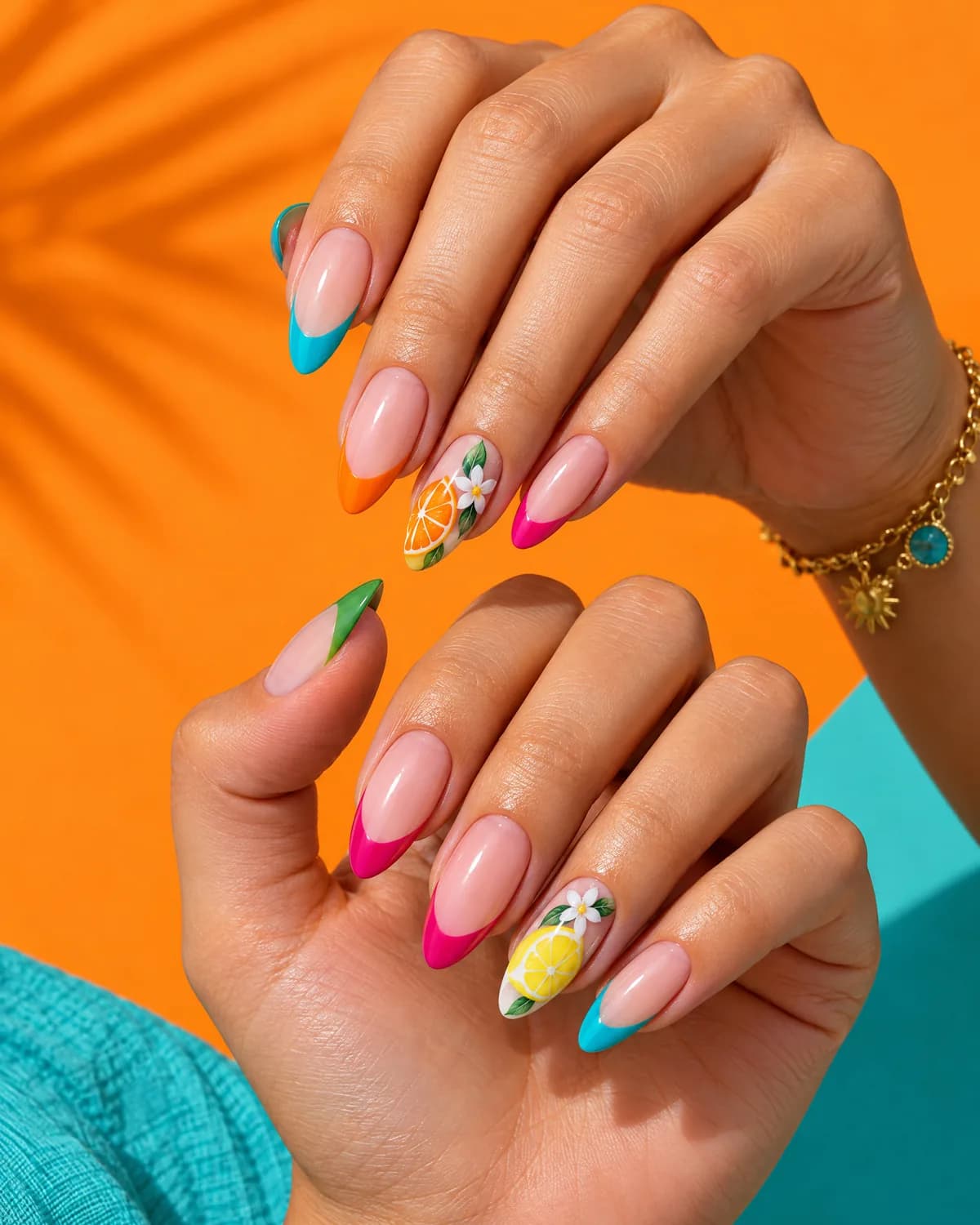 Ongles en french multicolore avec dessins d'agrumes et de fleurs